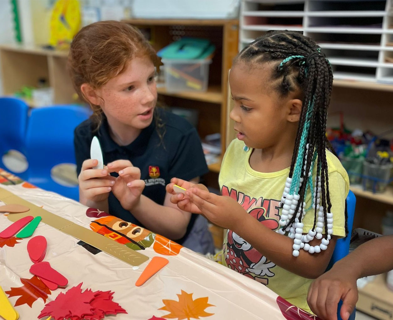 3 little girls looking at botanical projects