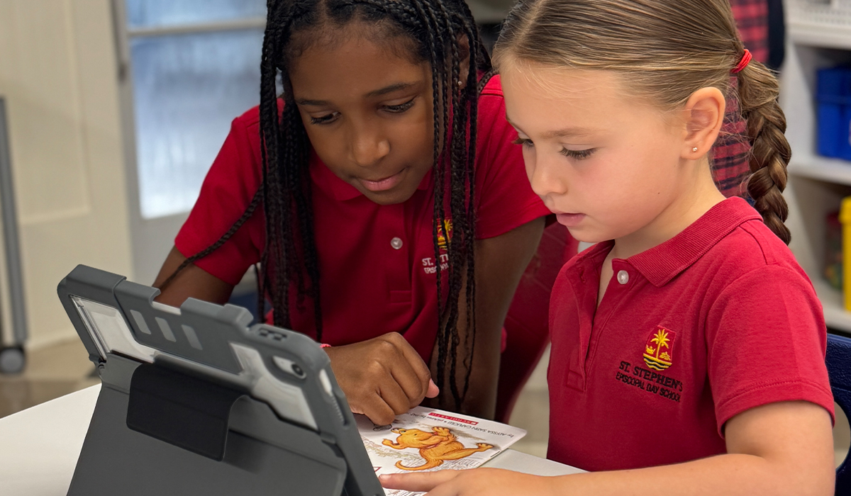 Students collaborating on an iPad